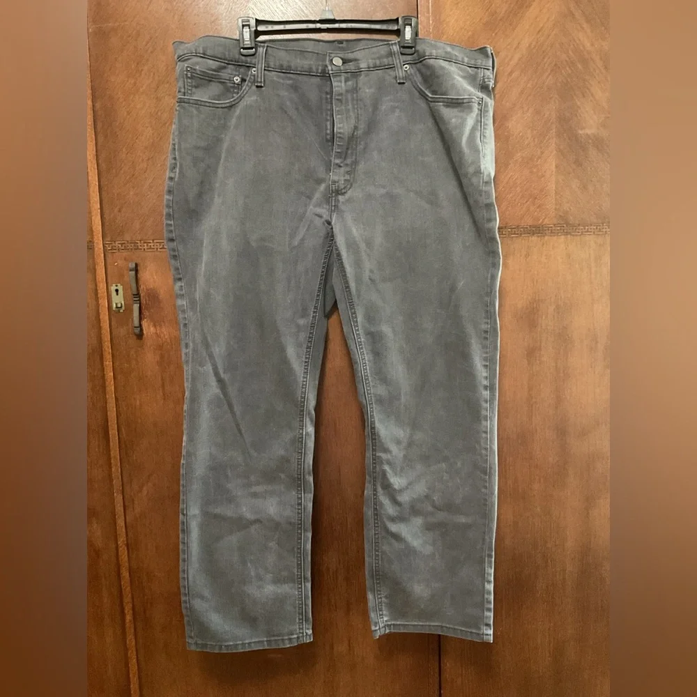 Levi 541 athletic taper fit jeans. Relaxed slight taper to the ankle. Size 42x32